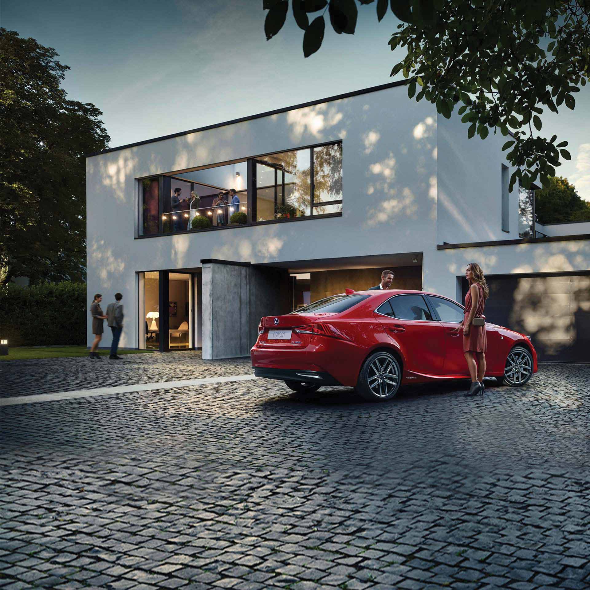 Lexus IS 300h vor Haus