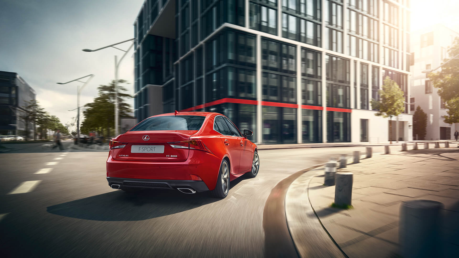 Lexus IS rot fahrend in Stadt