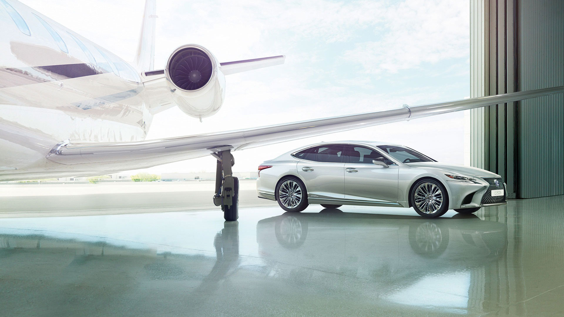 Lexus LS 500h neben Flugzeug