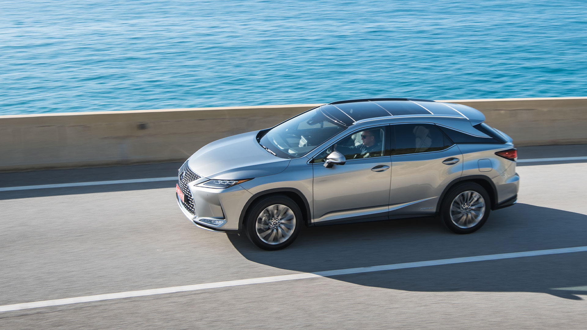 Lexus RX 450h Hybrid 2019 fahrend vor Meer
