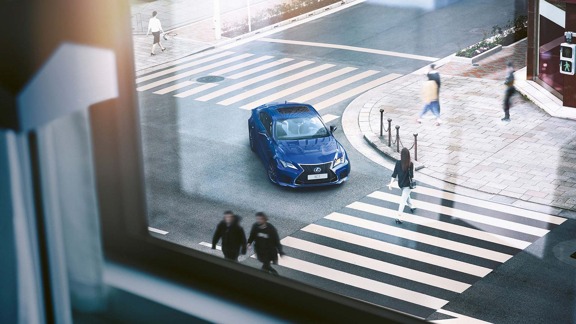 Lexus RC F blau in Stadt