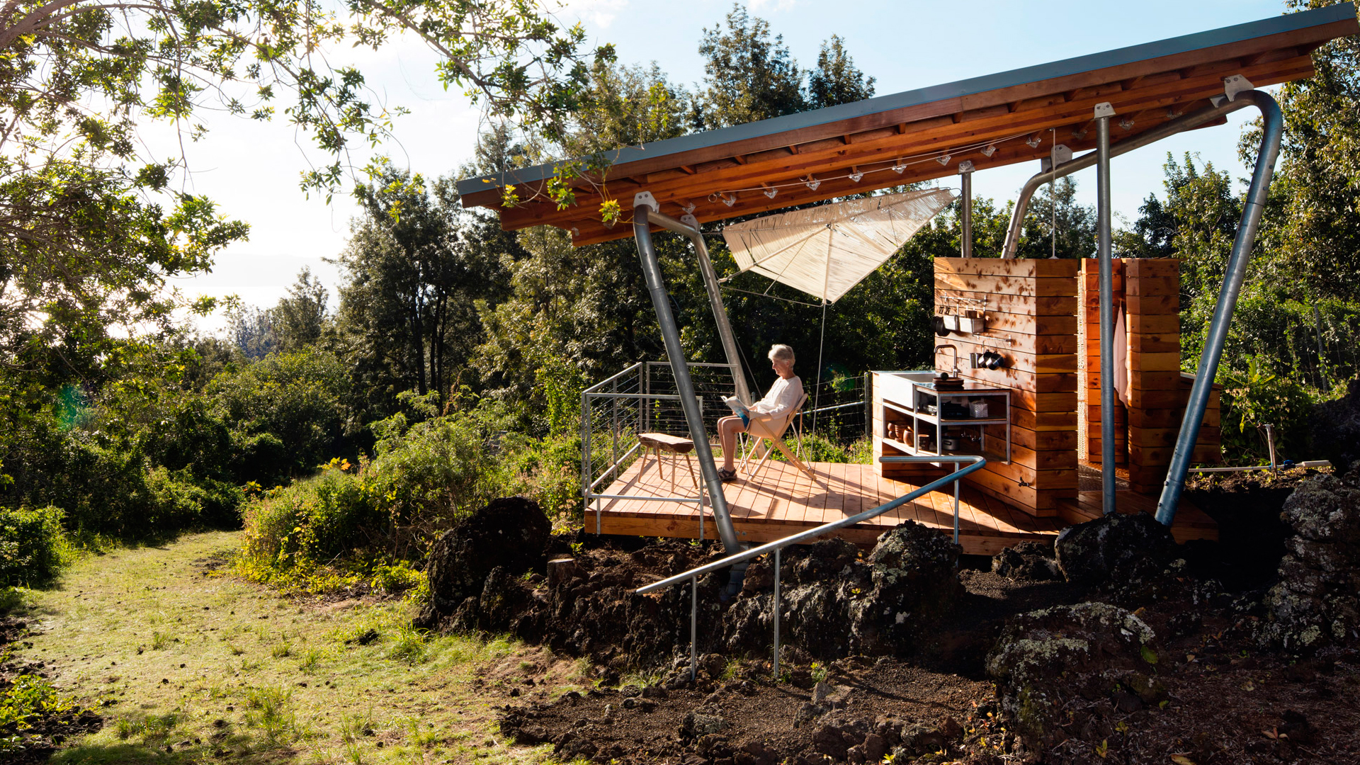 Vivienda exterior sobre un flujo de lava en Maui