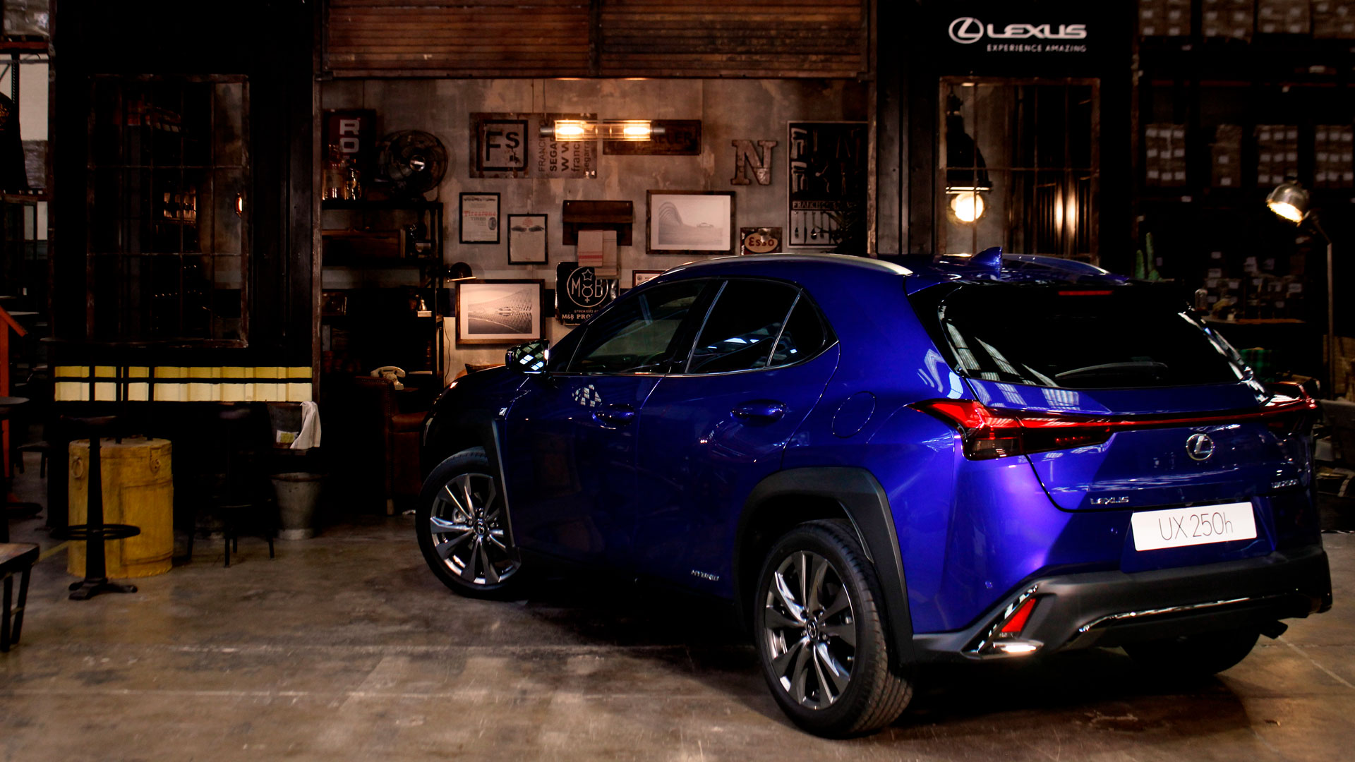 Francisco Segarra junto al Lexus UX 250h Híbrido