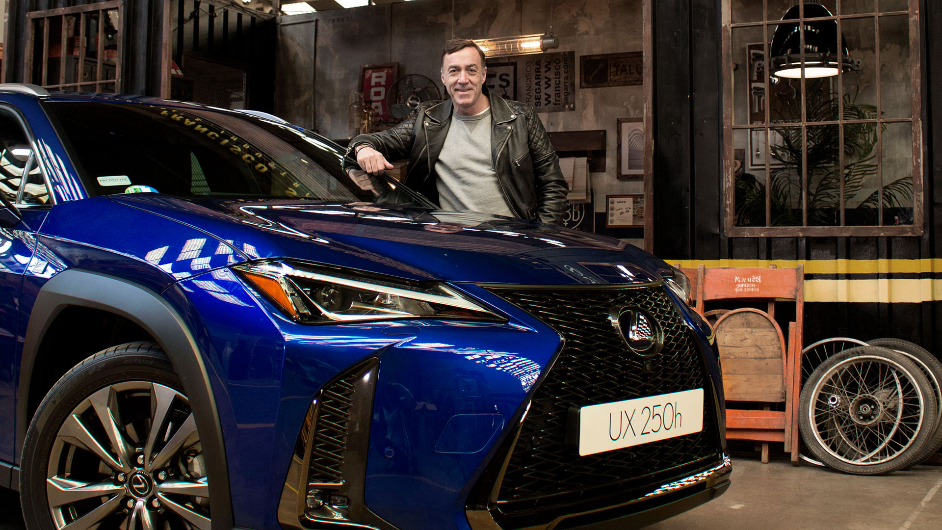 Francisco Segarra junto al Lexus UX 250h Híbrido