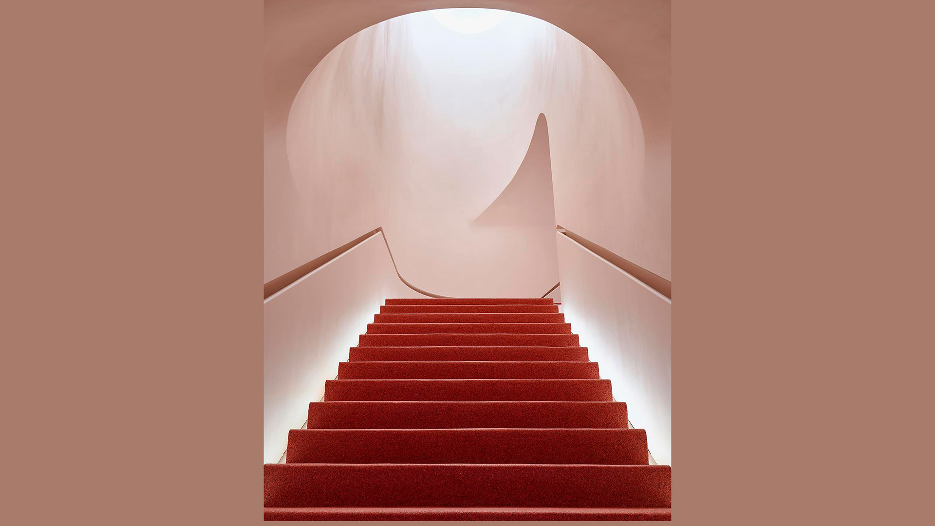 Imagen de escaleras con fondo rosa