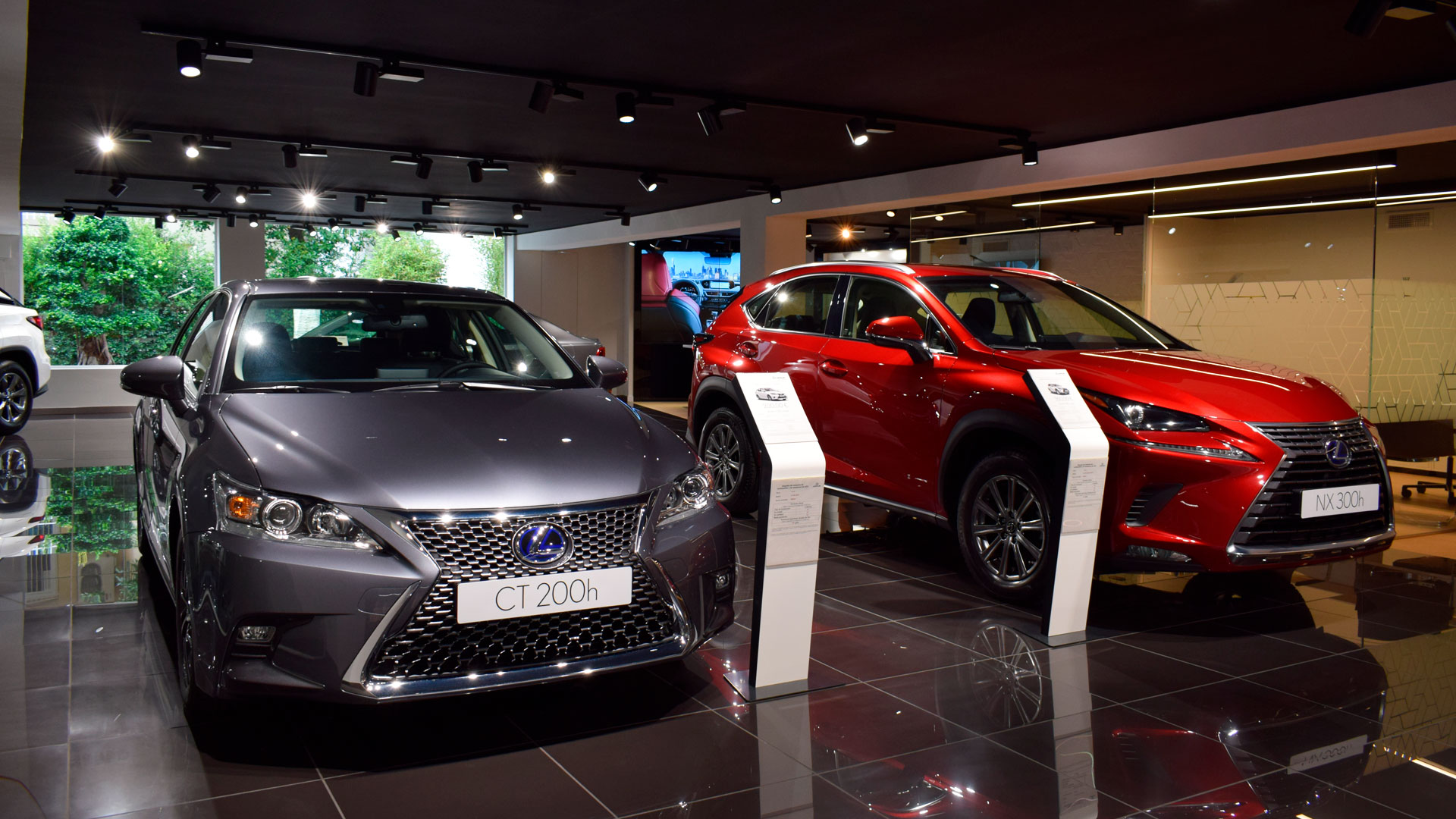 Imagen exterior con el RC 300h saliendo del concesionario de Lexus Barcelona