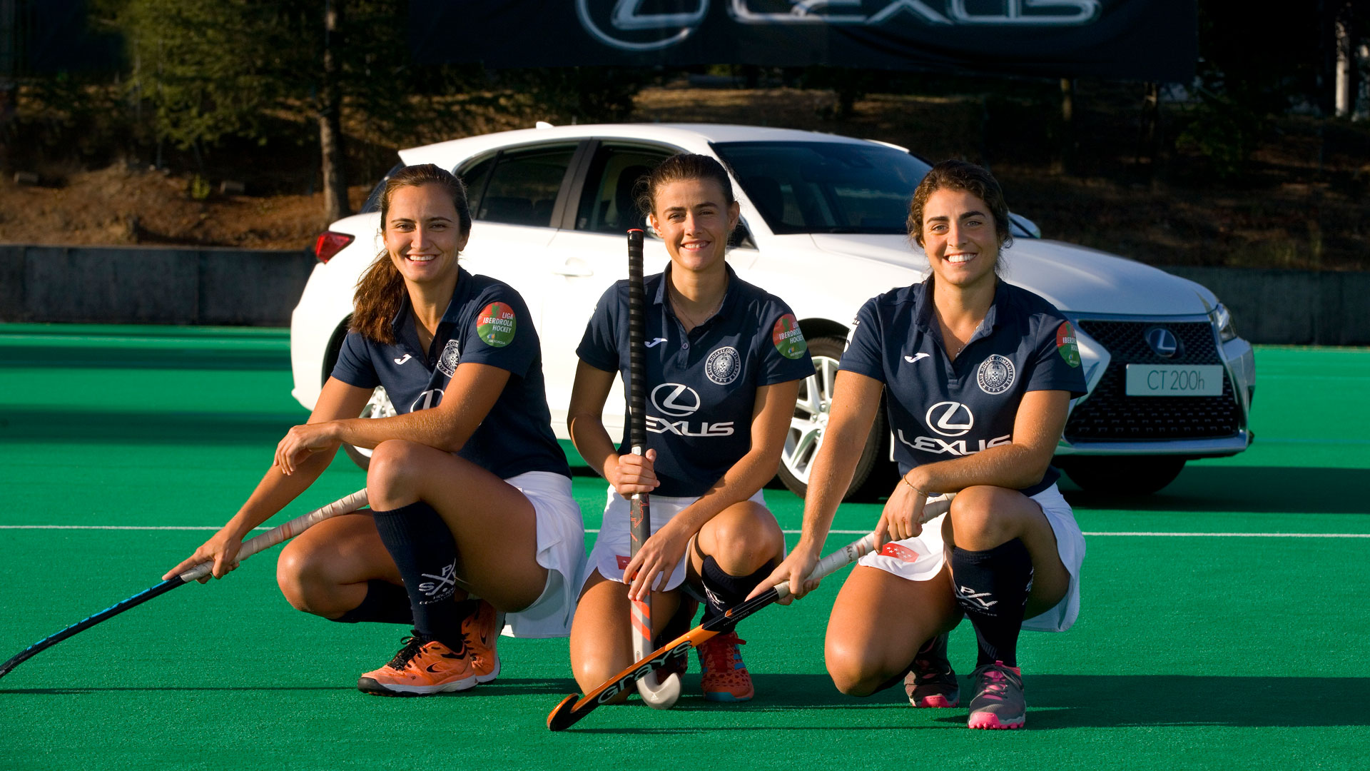 Imagen de las integrantes del equipo SPV Complutense junto al CT 200h