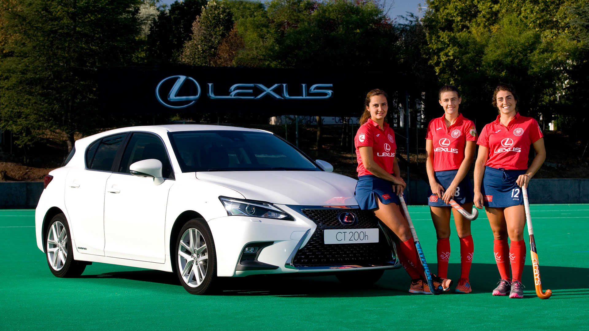 Imagen de las integrantes del equipo SPV Complutense junto al CT 200h