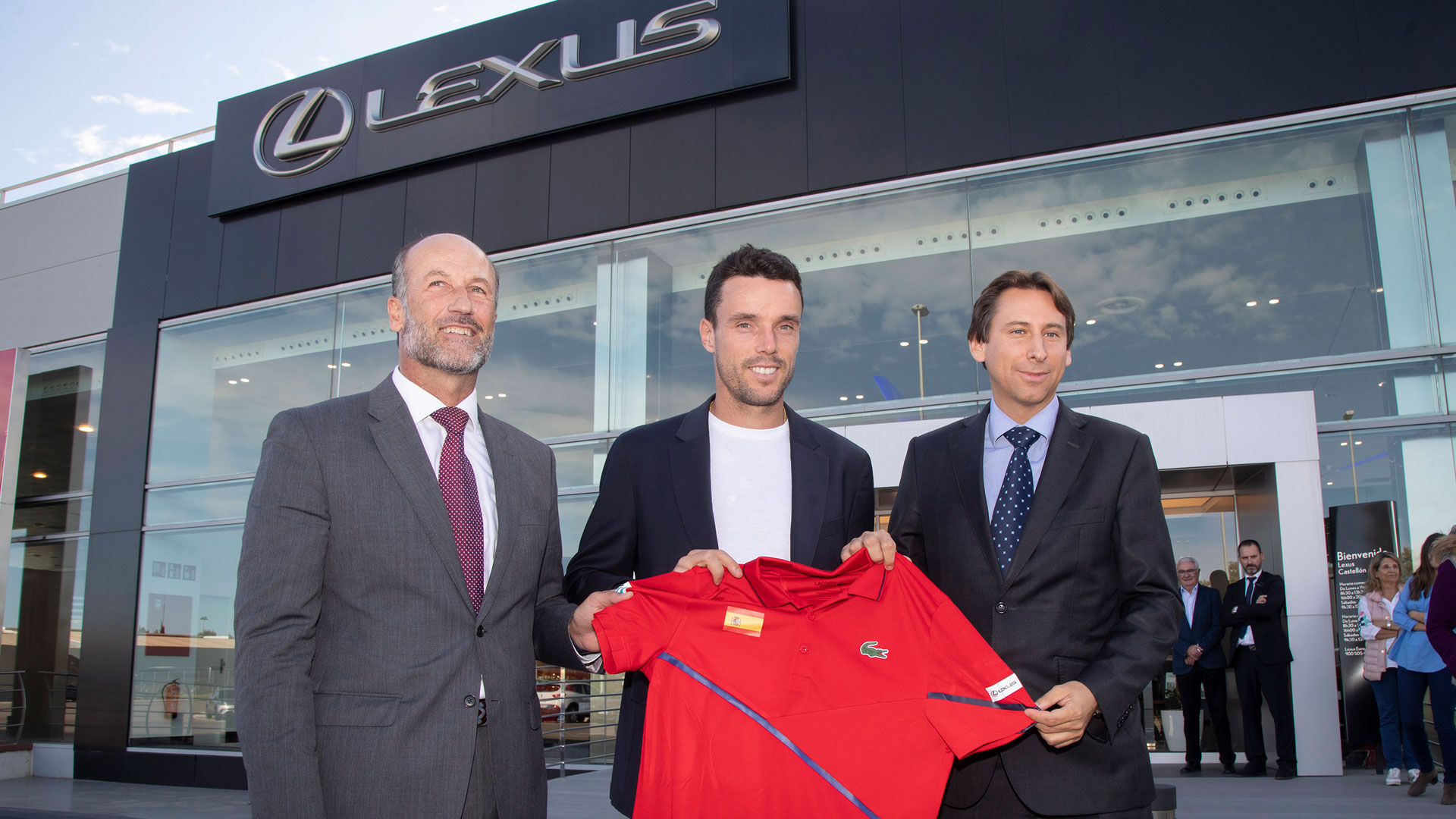 El tenista Roberto Bautista en el concesionario de Lexus Castellón