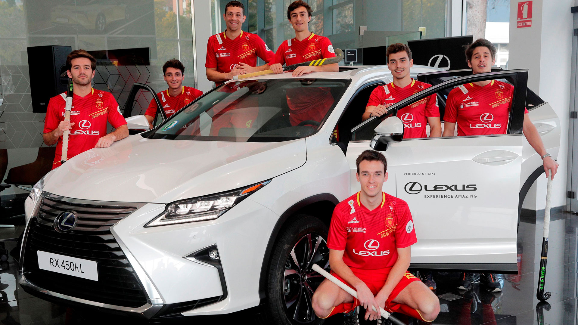La selección española de hockey en el concesionario de Lexus Valencia