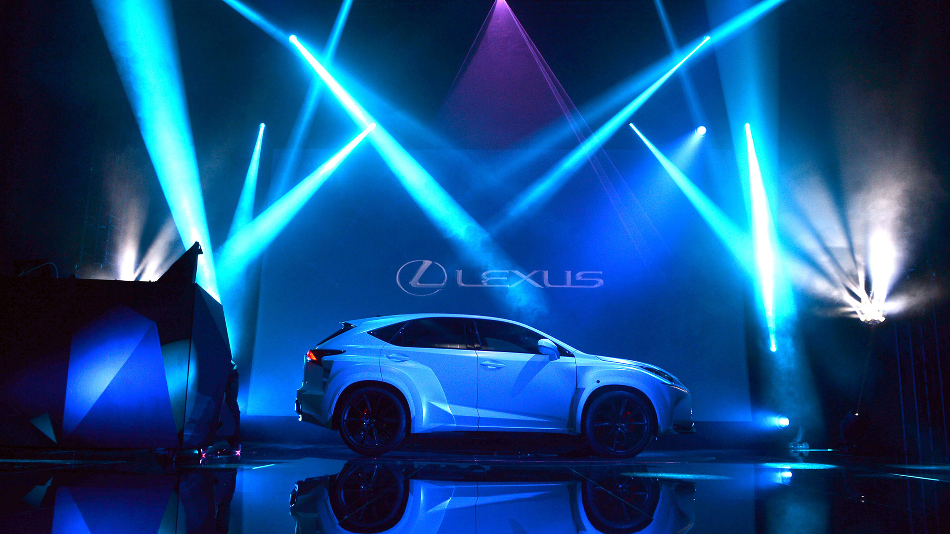 Will I Am y el Lexus NX hero asset