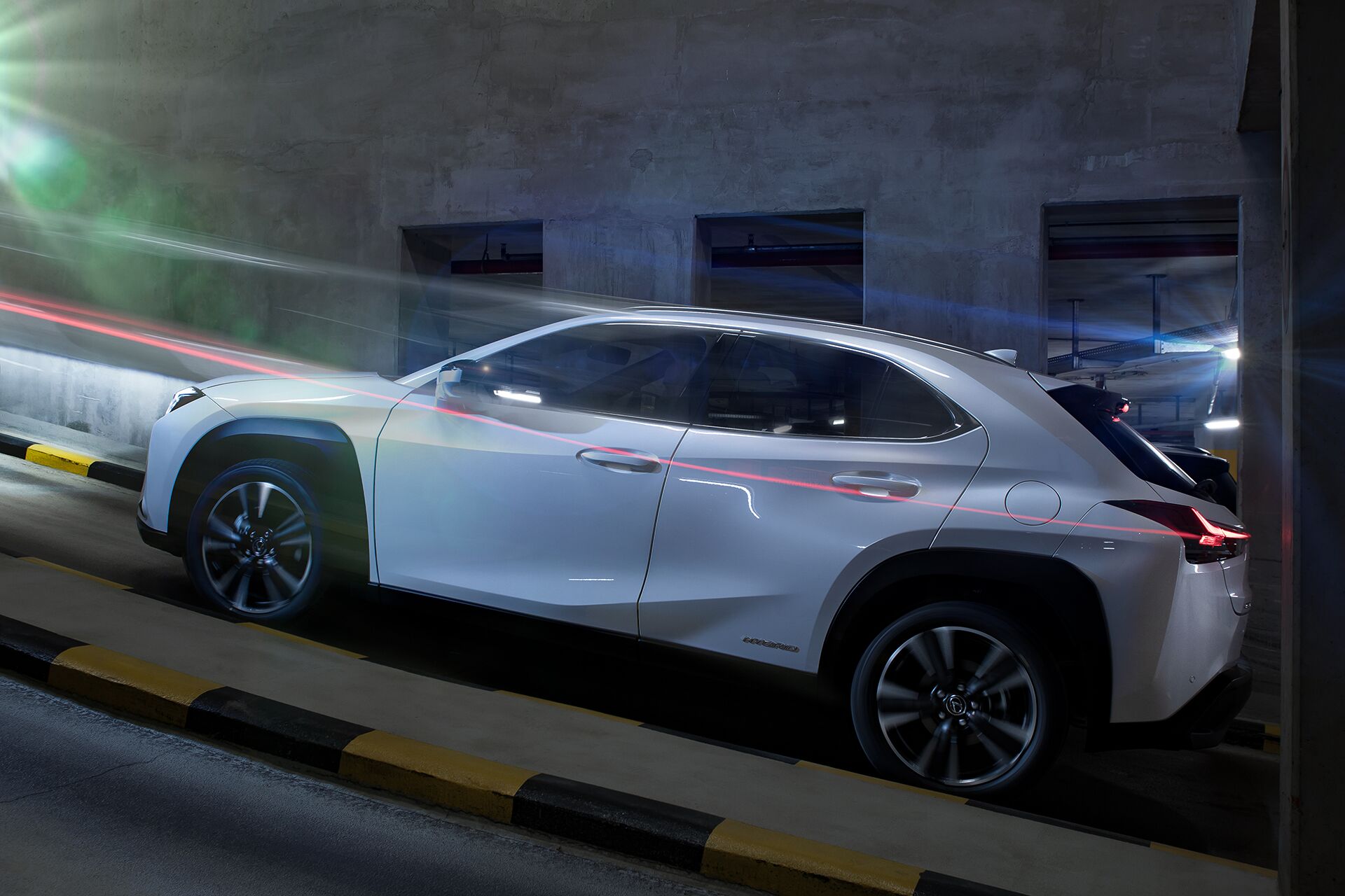 Weisz Fanni Lexus UX 18