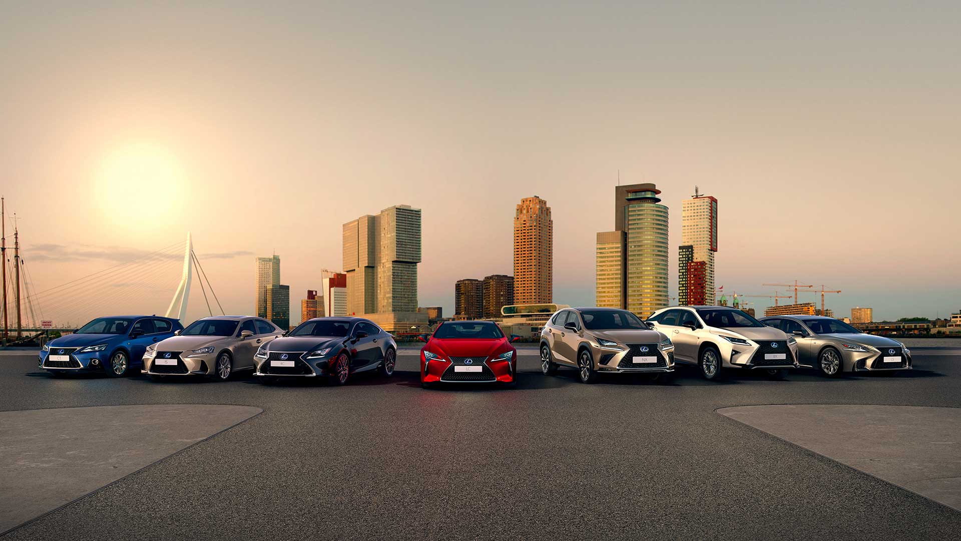 Voorkant van alle witte hybride Lexus modellen