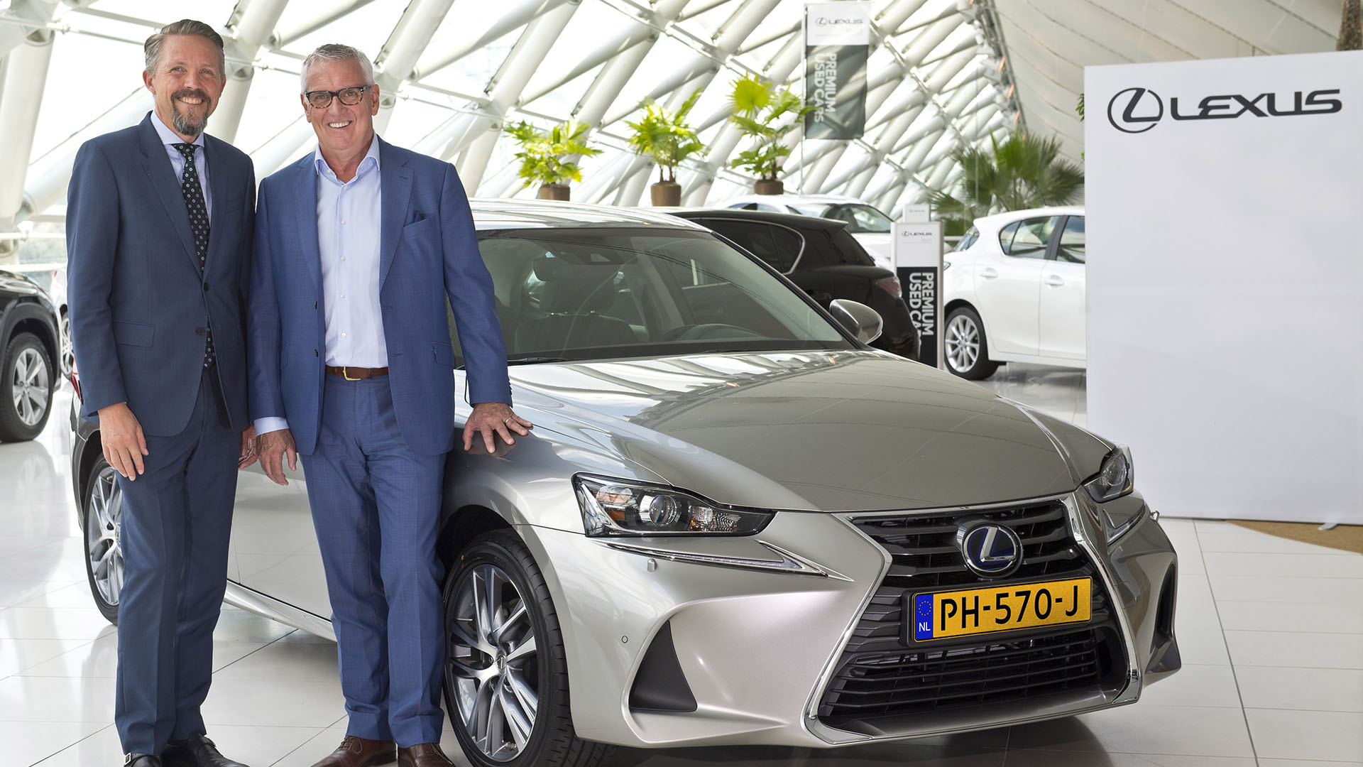 lexus is 300h groene zuinigheidsprimeur hertz autoverhuur