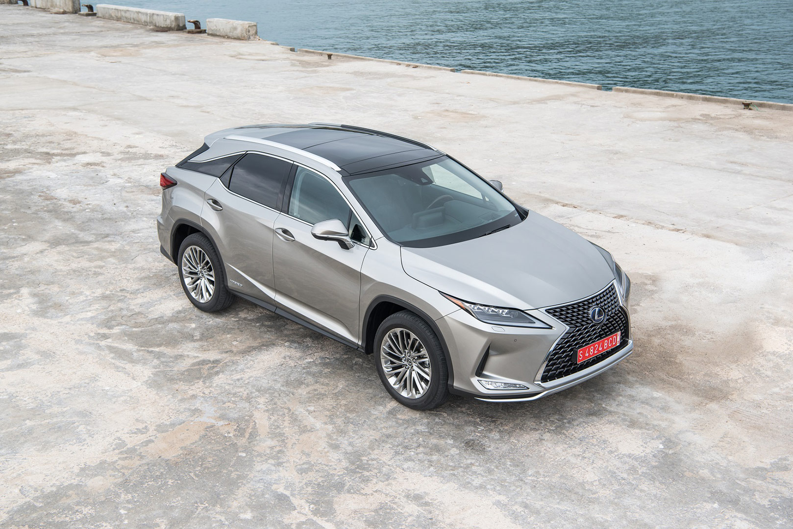 lexusun luks suvu rx yenilenerek turkiye showroomlarinda satisa sunuldu gallery01