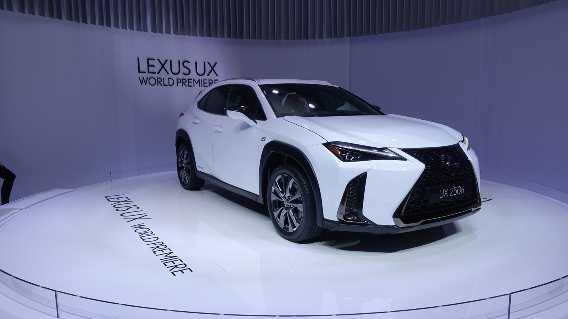 Lexus Cenevre’de Yeni Yıldızı UX Modelini Tanıttı